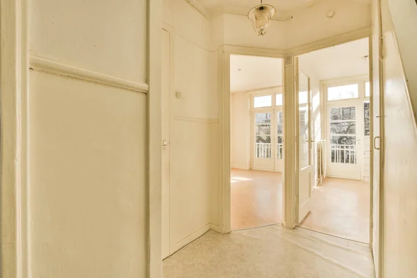 Een Lege Kamer Met Witte Muren Deuren Naar Het Balkon — Stockfoto