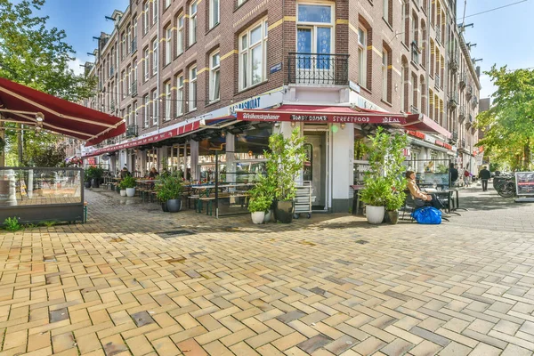 Amsterdam April 2021 Een Terrasje Met Mensen Aan Tafel Stoep — Stockfoto