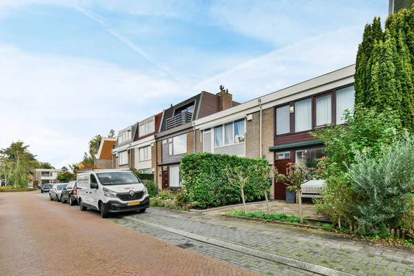 Amsterdam Niederlande April 2021 Eine Straße Mit Seitlich Geparkten Autos — Stockfoto