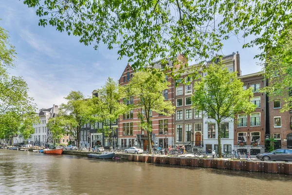 Амстердам Нидерланды Апреля 2021 Года Некоторые Здания Стороне Водоема Припаркованными — стоковое фото