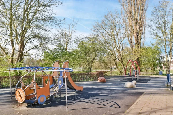 アムステルダム オランダ 2021 子供たちが公園や家庭で遊ぶためのスイング スライド スライドを備えた遊び場 — ストック写真