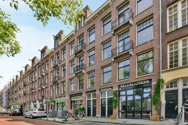 Ámsterdam Países Bajos Abril 2021 Edificio Ladrillo Con Bicicletas Aparcado — Foto de Stock