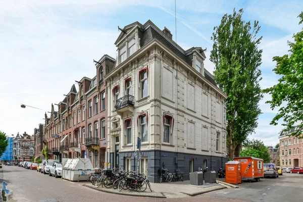 Amsterdam Holandia Kwietnia 2021 Ulica Miejska Budynkami Rowerami Zaparkowana Chodniku — Zdjęcie stockowe