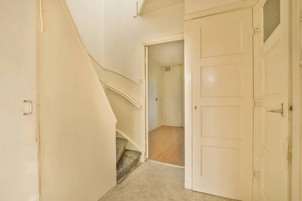Ein Leerer Raum Mit Einer Treppe Die Den Zweiten Stock — Stockfoto