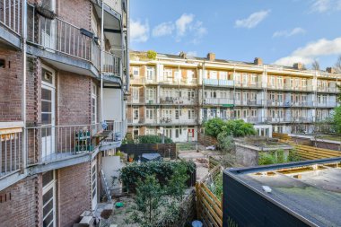 Başka bir apartmanda görüldüğü gibi, ön planda bazı bina ve fabrikaların bulunduğu bir dış alan.