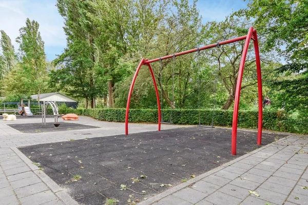 Uma Área Parque Infantil Vazia Com Balanços Equipamentos Balanço Chão — Fotografia de Stock