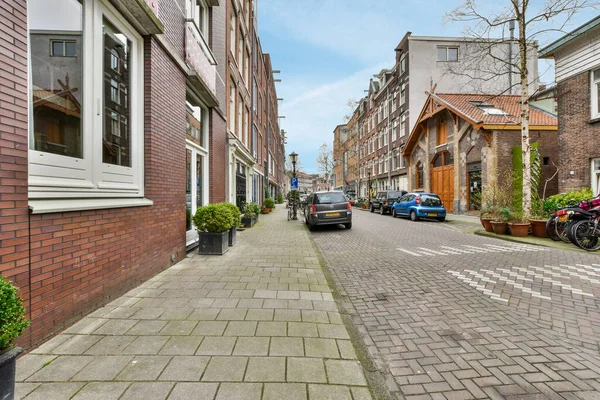 Amsterdam Hollanda Nisan 2021 Kenarında Arabalar Olan Kaldırımda Yürüyen Insanlar — Stok fotoğraf