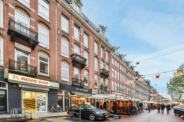 2021年4月10日 荷兰阿姆斯特丹 一条城市街道 人们在人行道上行走 汽车停放在红砖建筑前面 — 图库照片