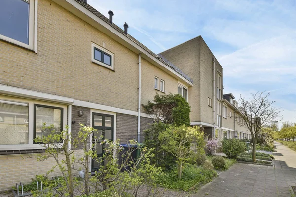 Amszterdam Hollandia 2021 Április Egy Lakóépület Külseje Előtte Növényekkel Bokrokkal — Stock Fotó