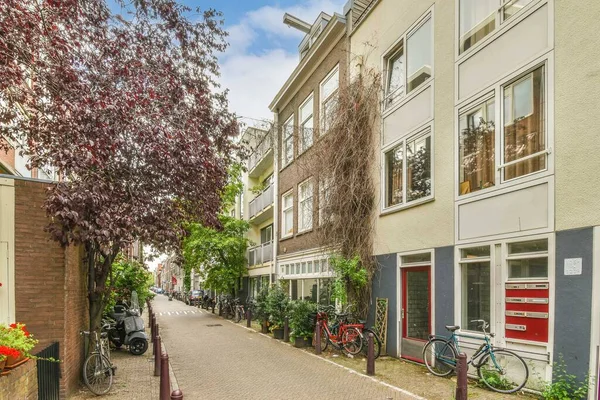 Амстердам Нидерланды Апреля 2021 Года Городская Улица Велосипедами Припаркованными Тротуарах — стоковое фото