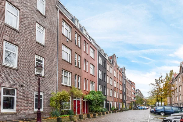 Amszterdam Hollandia 2021 Április Egy Városi Utca Oldalt Parkolókkal Hátul — Stock Fotó