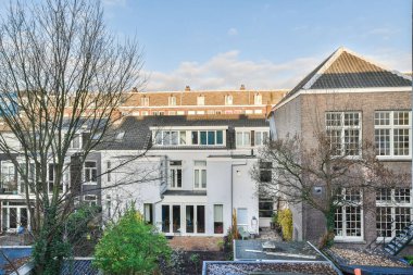 Hollanda 'da bir apartman dairesi. Ön bahçelerinde bir sürü pencere ve bitki yetişiyor.