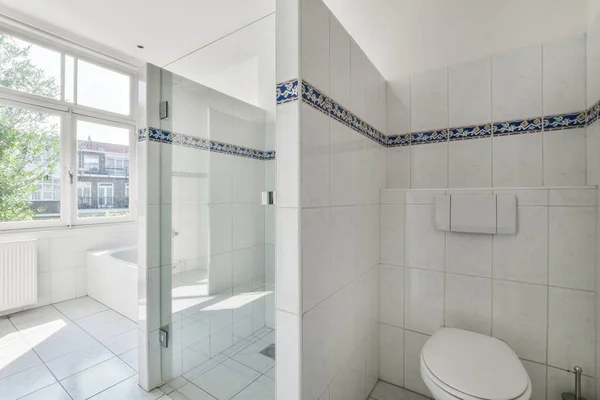Duvarlarında Mavi Beyaz Fayanslar Olan Beyaz Bir Banyo Yanında Duş — Stok fotoğraf
