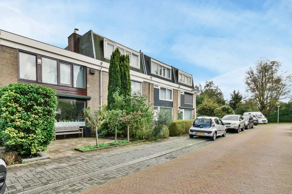Amszterdam Hollandia 2021 Április Egy Utca Melynek Szélén Autók Házak — Stock Fotó