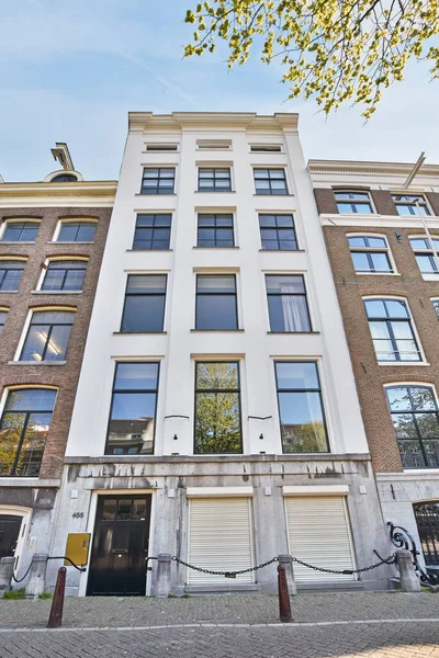 Amsterdam April 2021 Een Appartementencomplex Met Veel Ramen Aan Voorzijde — Stockfoto
