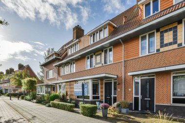 Şehirde mavi gökyüzü ve güneş gören bir apartman dairesi. Panoray, Almanya - stok fotoğrafı.