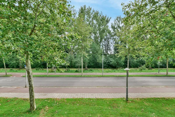 Amsterdam Niederlande April 2021 Eine Leere Straße Mit Bäumen Und — Stockfoto