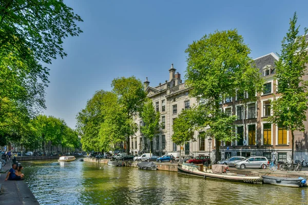 Άμστερνταμ Κάτω Χώρες Απριλίου 2021 Ορισμένα Κτίρια Και Βάρκες Στο — Φωτογραφία Αρχείου