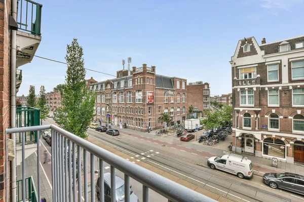 Amsterdam Holandia Kwietnia 2021 Miasto Samochodami Zaparkowanymi Ulicy Budynkami Oddali — Zdjęcie stockowe