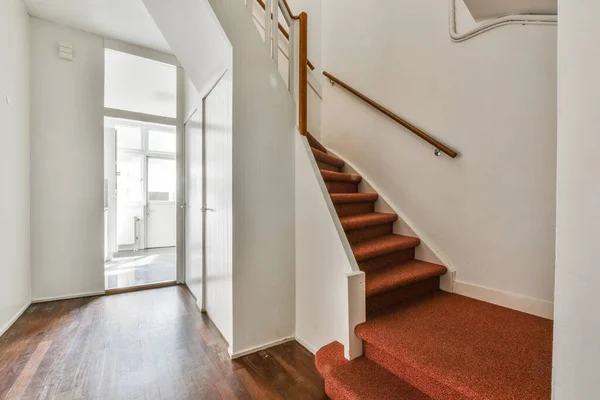 Boş Bir Evde Yerleşim Alanında Merdivenleri Kırmızı Halısı Olan Bir — Stok fotoğraf