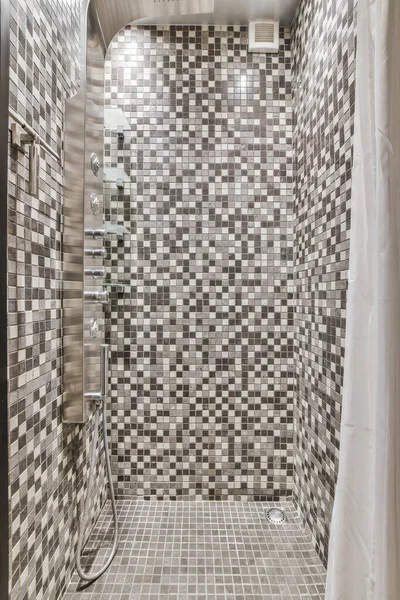Een Betegelde Badkamer Met Witte Grijze Tegels Muur Douchecabine Toilet — Stockfoto