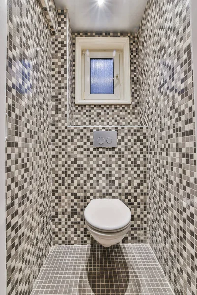 Туалет Ванной Комнате Плиткой Стены Плитки Стене Изображение Окна — стоковое фото
