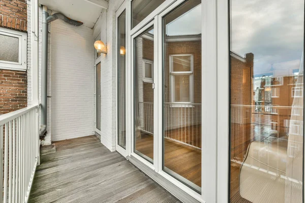 Exterior Uma Casa Com Piso Madeira Tapume Branco Lado Casa — Fotografia de Stock
