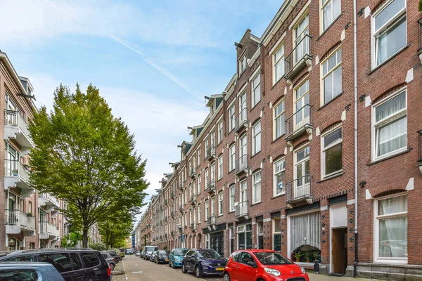 Amszterdam Hollandia 2021 Április Egy Utca Oldalán Parkoló Autókkal Hátsó — Stock Fotó
