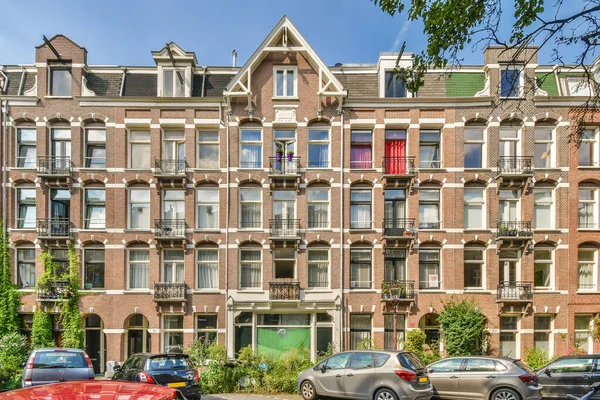 Amsterdam Niederlande April 2021 Einige Autos Parken Vor Einem Mehrfamilienhaus — Stockfoto