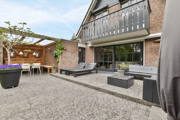 2021年4月10日 荷兰阿姆斯特丹 在一幢被用作房屋的砖楼前面 一个有家具和植物的室外区域 — 图库照片
