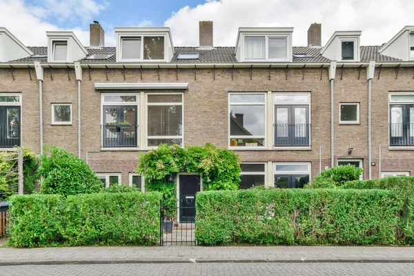 Immeuble Appartements Aux Pays Bas Avec Des Plantes Poussant Avant — Photo