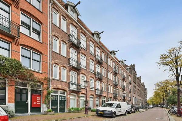 Amsterdam Netherlands April 2021 Brick Building Side Street Cars Parked — Φωτογραφία Αρχείου