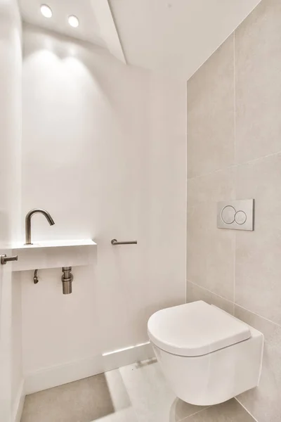 Banheiro Com Banheiro Branco Luminárias Parede Frente Banheiro Iluminado Por — Fotografia de Stock