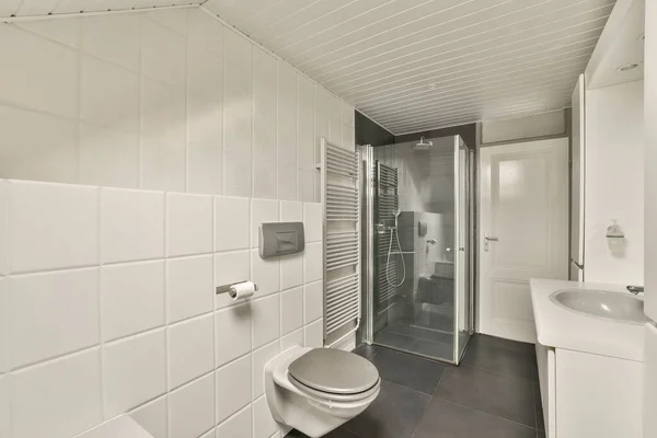 トイレ 洗面台 シャワーの周りに白いタイルと黒いタイルのバスルーム — ストック写真