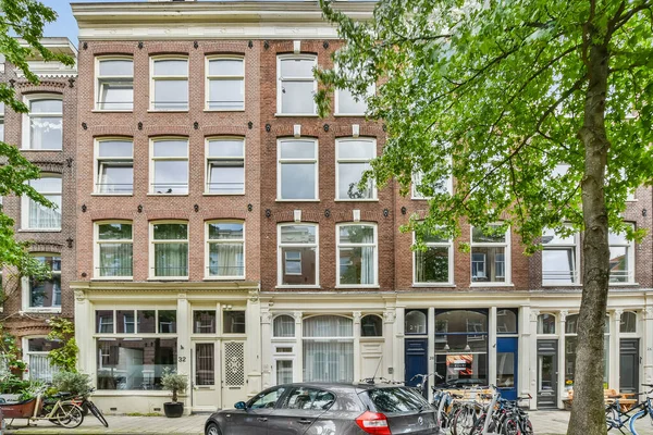 Ámsterdam Países Bajos Abril 2021 Edificio Apartamentos Con Bicicletas Estacionadas — Foto de Stock