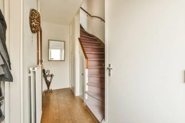 Interior Uma Casa Com Piso Madeira Escadas Que Levam Até — Fotografia de Stock