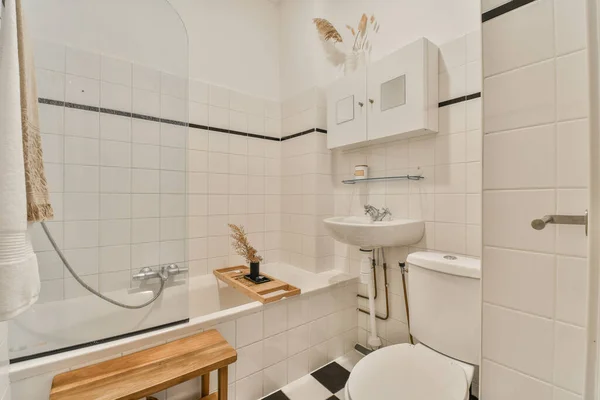 Небольшая Ванная Комната Черно Белой Плиткой Стенах Туалет Раковина Зеркало — стоковое фото