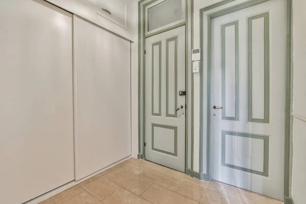 Εσωτερικό Ενός Δωματίου Λευκούς Τοίχους Και Πράσινο Φινίρισμα Στις Πόρτες — Φωτογραφία Αρχείου