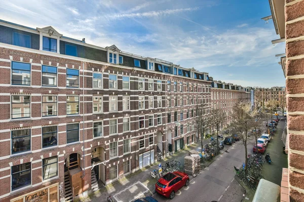 Amsterdã Holanda Abril 2021 Uma Rua Urbana Com Carros Estacionados — Fotografia de Stock
