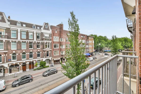 Άμστερνταμ Κάτω Χώρες Απριλίου 2021 Μπαλκόνι Αυτοκίνητα Σταθμευμένα Στο Δρόμο — Φωτογραφία Αρχείου