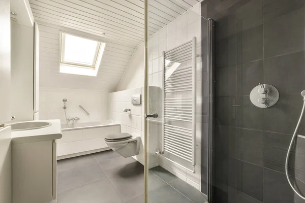 Uma Casa Banho Com Chuveiro Canto Lado Banheira Direita Uma — Fotografia de Stock