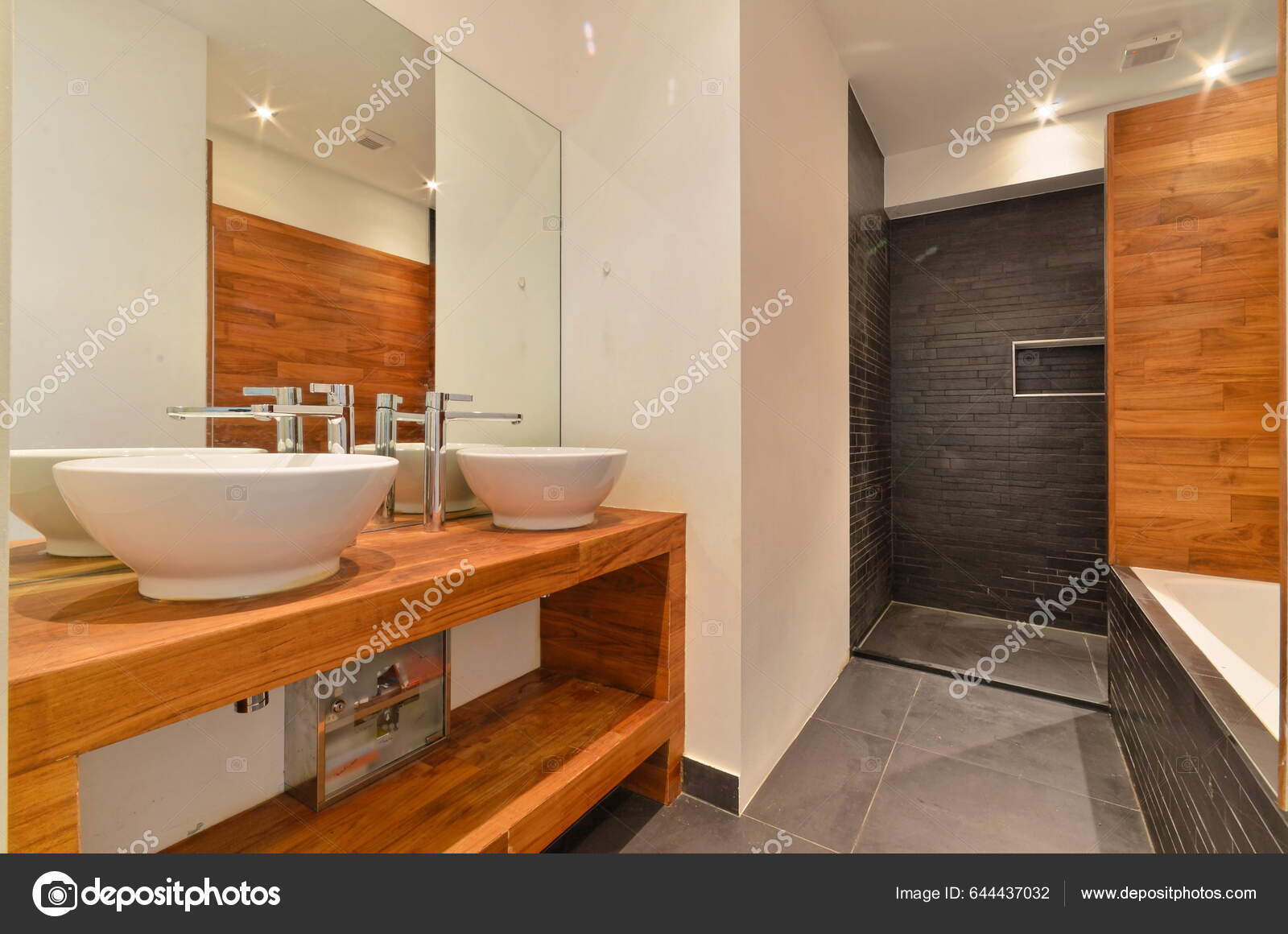 Ett Badrum Med Två Handfat Och Stor Spegel Väggen Bredvid — Stockfotografi  © procontributors #644437032