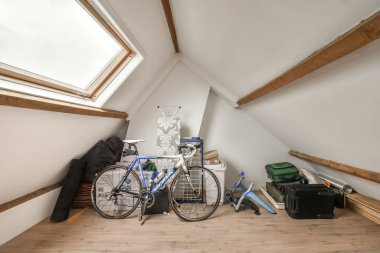Amsterdam, Hollanda - 10 Nisan 2021: Yerde bisikleti olan bir oda ve pencerenin etrafındaki diğer eşyalar simh