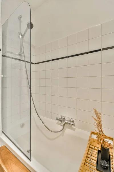 Koupelna Vanou Dřevěnou Stoličkou Vedle Vany Která Před Sprchou — Stock fotografie