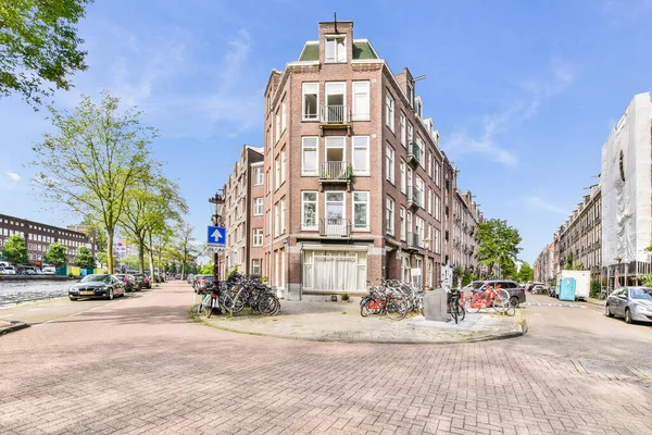 荷兰阿姆斯特丹 2021年4月10日 一条城市街道 自行车停放在路边 建筑物在背后 从对面的街道上可以看到 — 图库照片