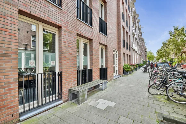 Amsterdam Niederlande April 2021 Einige Fahrräder Parken Straßenrand Vor Einem — Stockfoto