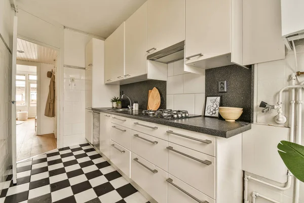 Tezgahın Önünde Siyah Beyaz Kareli Bir Mutfak Fırın Lavabo Bulaşık — Stok fotoğraf