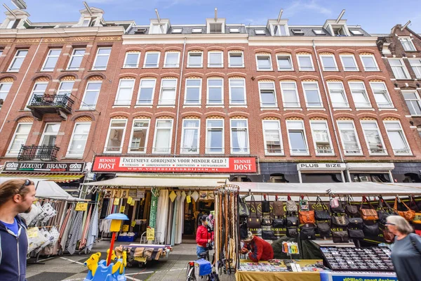 Amsterdam April 2021 Mensen Lopen Voor Een Oud Bakstenen Gebouw — Stockfoto