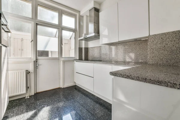 Beyaz Dolapları Siyah Granit Tezgahı Olan Bir Mutfak Açık Bir — Stok fotoğraf