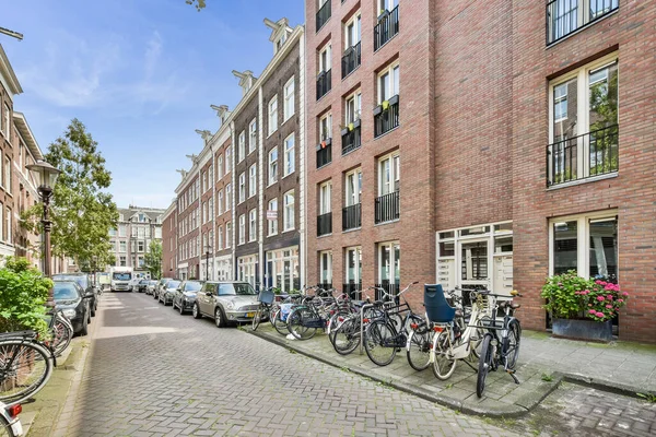 Amsterdam Hollanda Nisan 2021 Birçok Pencere Bant Olan Bir Tuğla — Stok fotoğraf